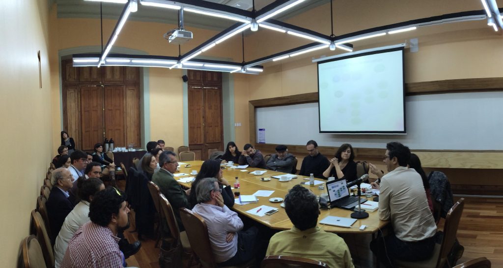 Roberto Moris y Carolina Martínez realizaron taller que forma parte del ciclo 2016 del concurso del Centro de políticas Públicas UC