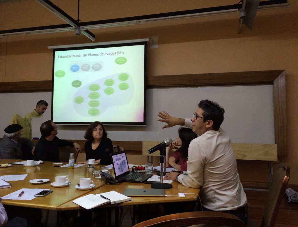 Roberto Moris y Carolina Martínez realizaron taller que forma parte del ciclo 2016 del concurso del Centro de políticas Públicas UC
