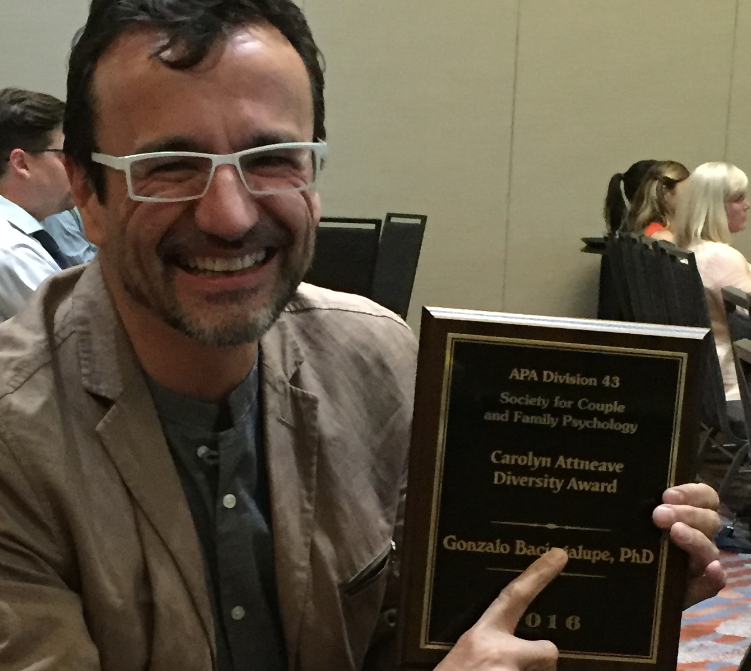 Investigador de CIGIDEN Gonzalo Bacigalupe recibió premio a la trayectoria de la American Psychological Association
