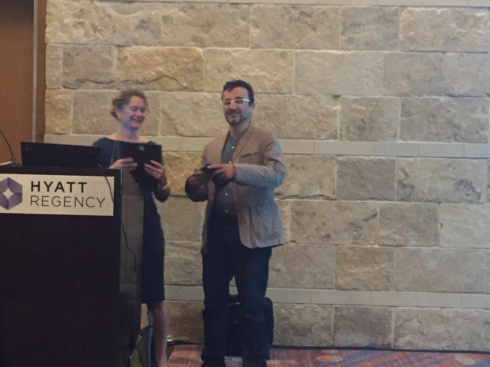 Investigador de CIGIDEN Gonzalo Bacigalupe recibió premio a la trayectoria de la American Psychological Association
