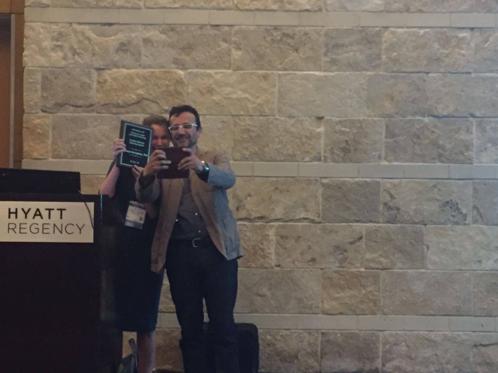 Investigador de CIGIDEN Gonzalo Bacigalupe recibió premio a la trayectoria de la American Psychological Association