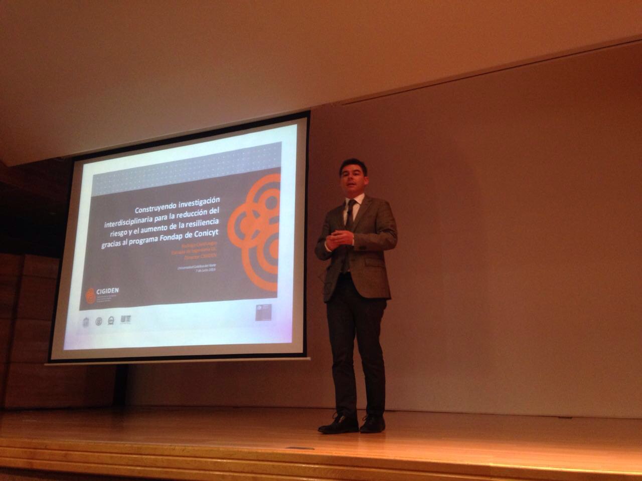 Rodrigo Cienfuegos da a conocer los principios multidisciplinarios de CIGIDEN en el 6º Encuentro de la UCN