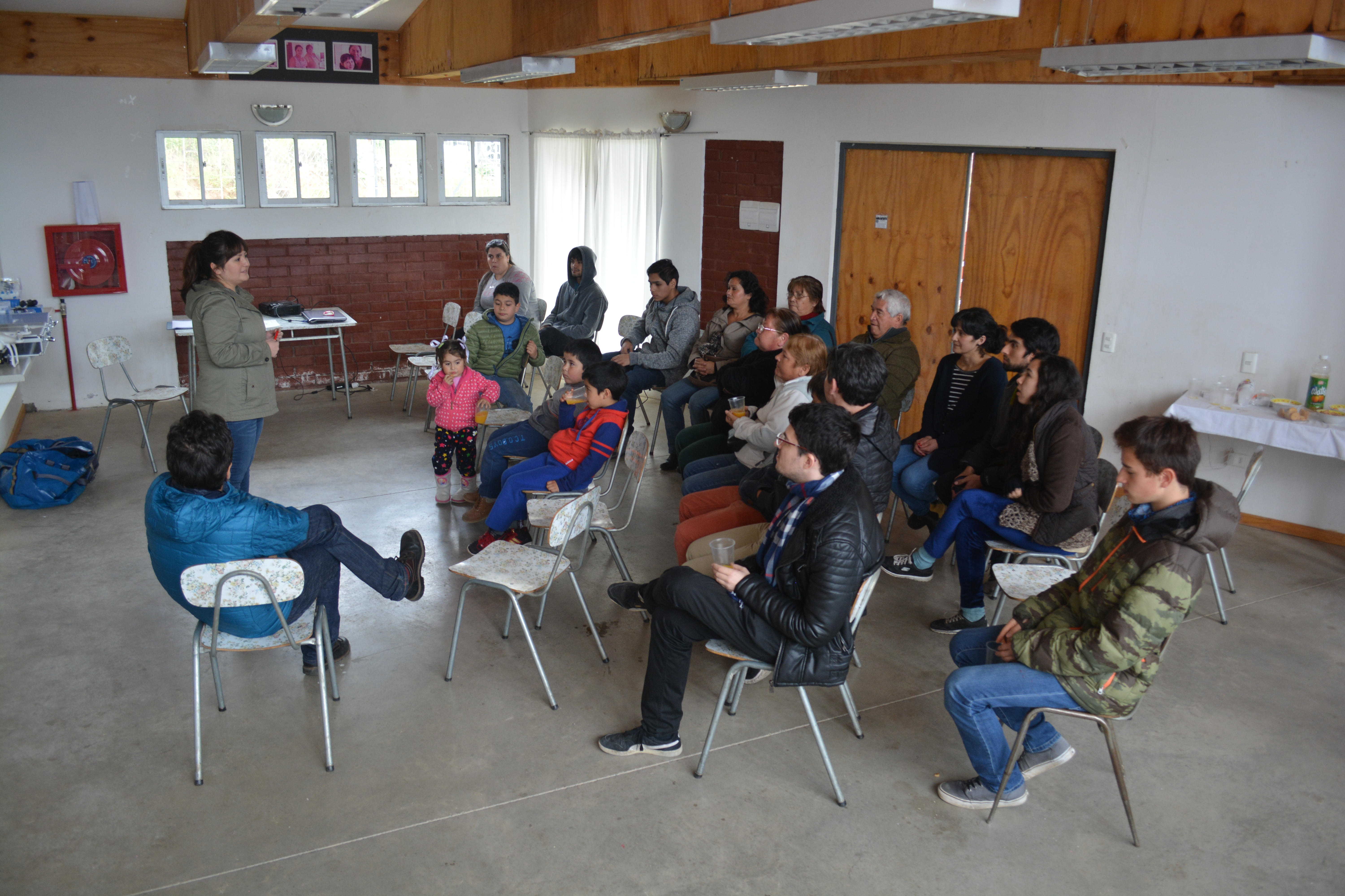 Vecinos de Quebrada Ramaditas en Valparaíso aprenden sobre drones para identificar amenazas en su comunidad