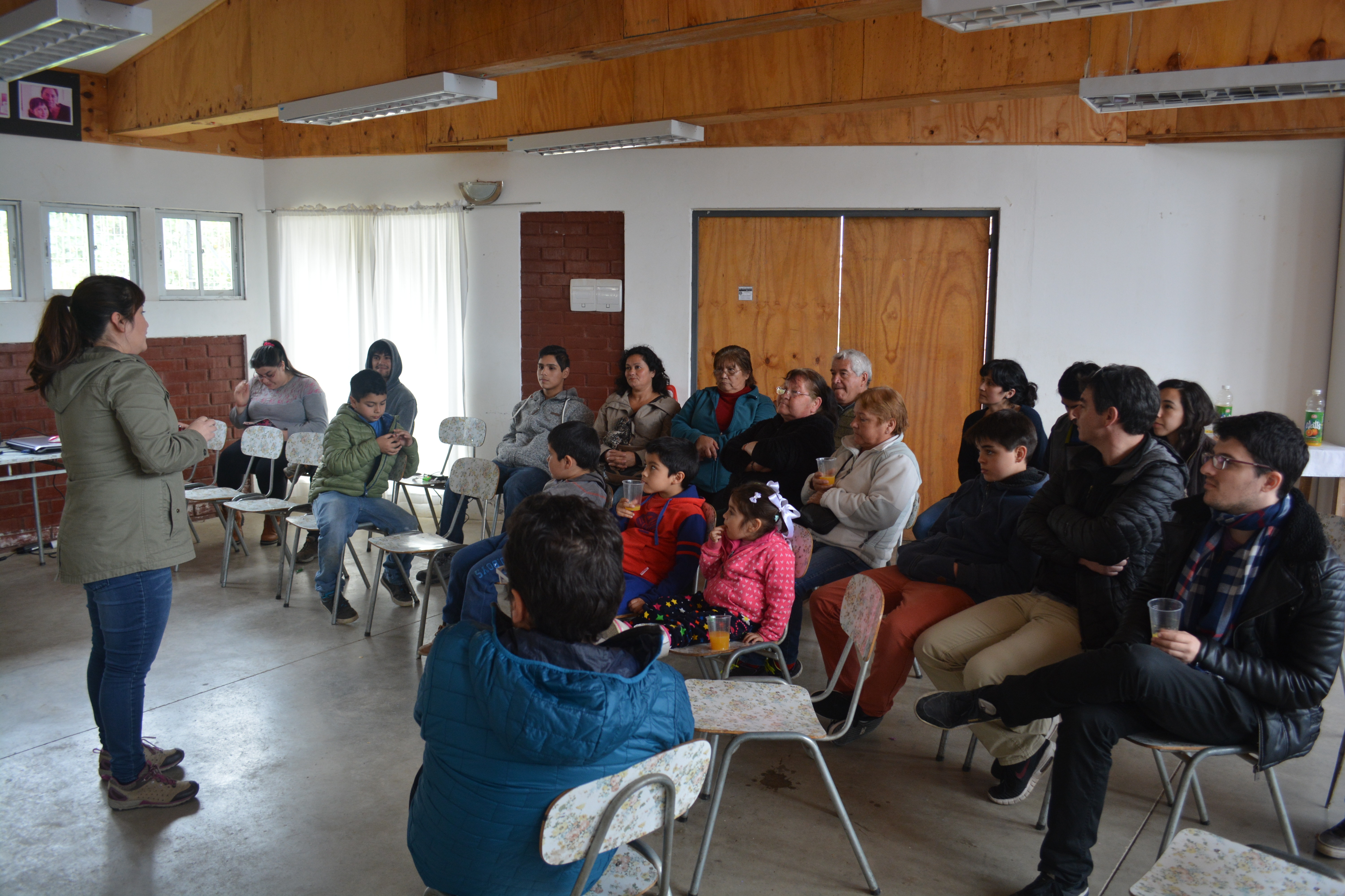 Vecinos de Quebrada Ramaditas en Valparaíso aprenden sobre drones para identificar amenazas en su comunidad