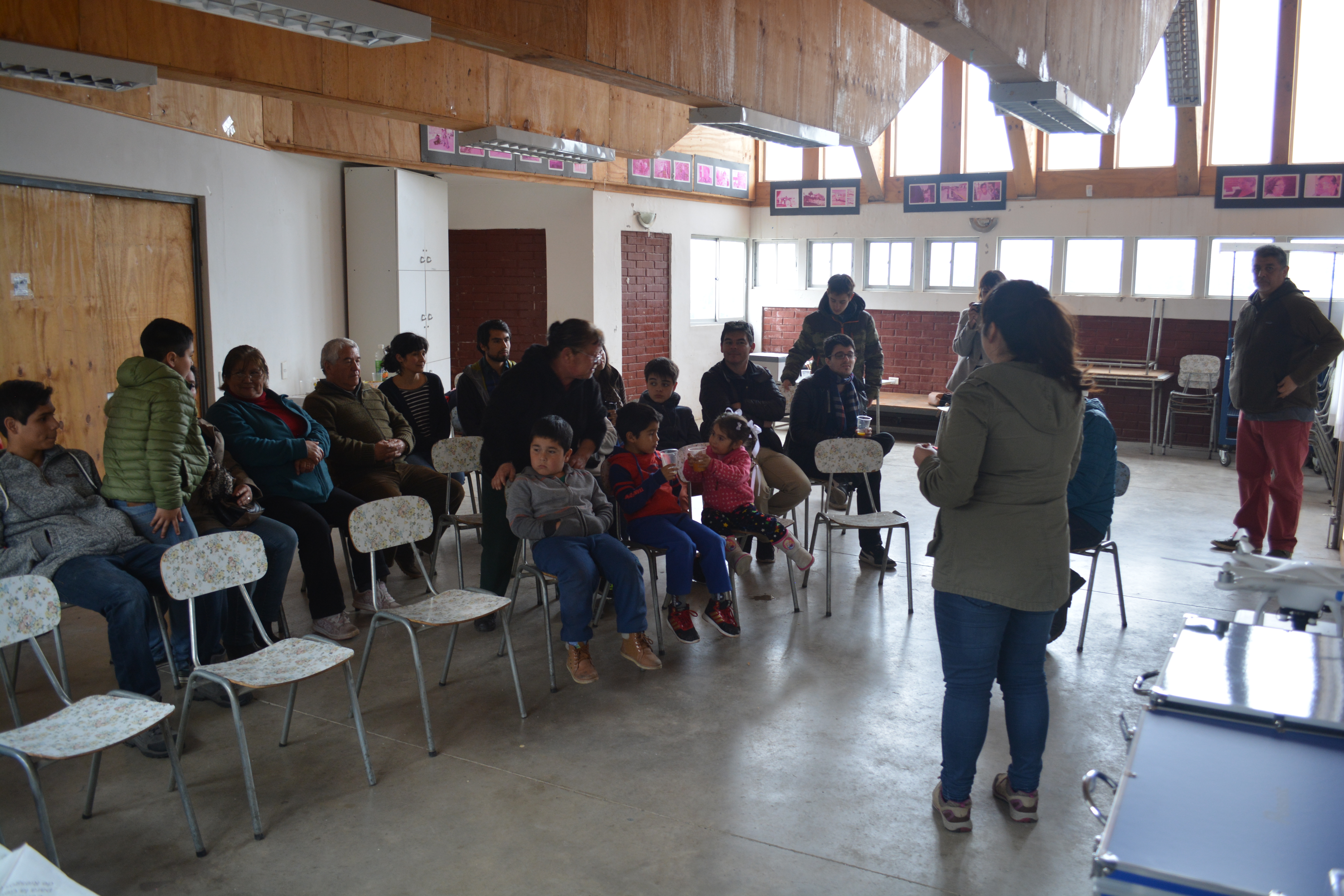 Vecinos de Quebrada Ramaditas en Valparaíso aprenden sobre drones para identificar amenazas en su comunidad