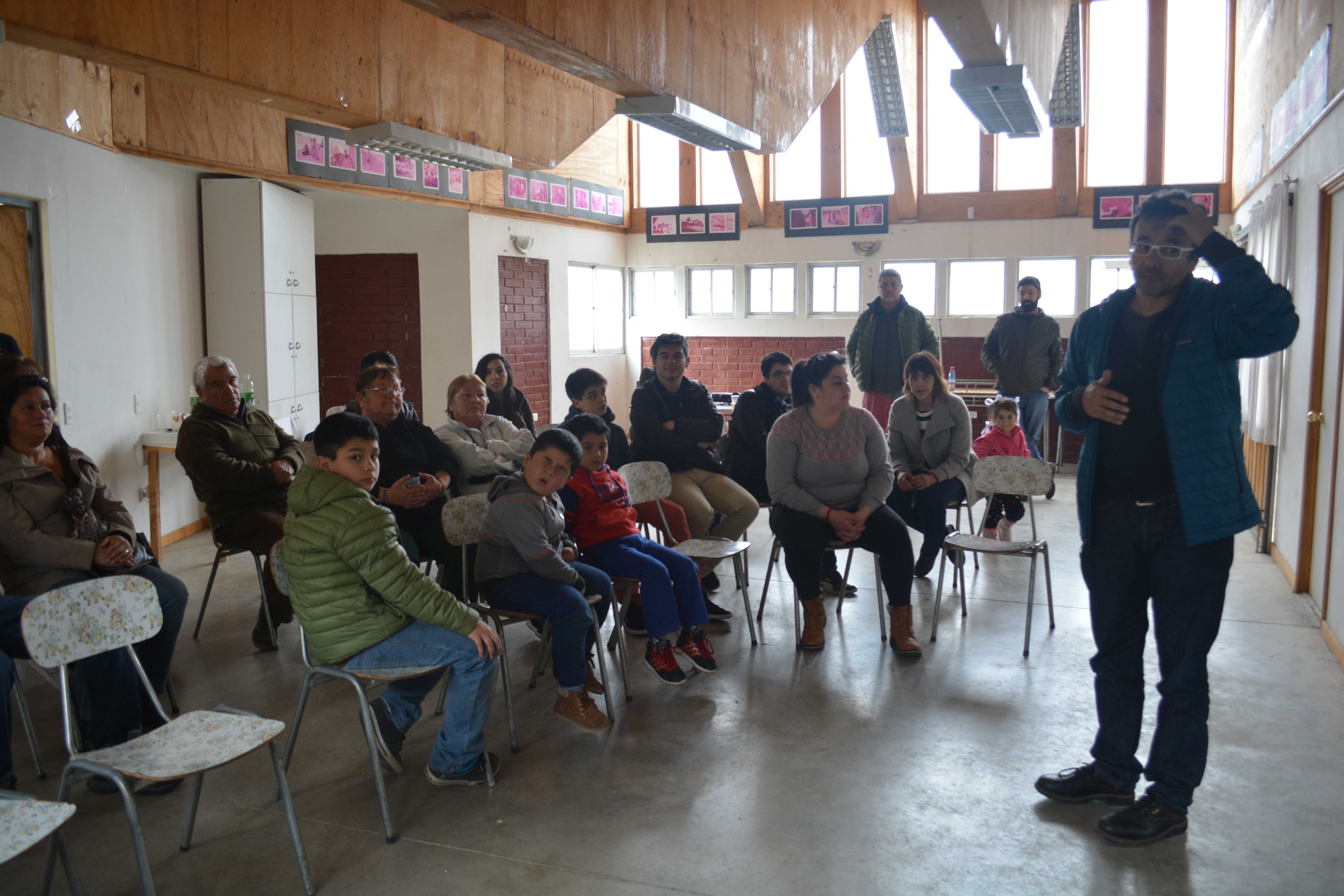 Vecinos de Quebrada Ramaditas en Valparaíso aprenden sobre drones para identificar amenazas en su comunidad