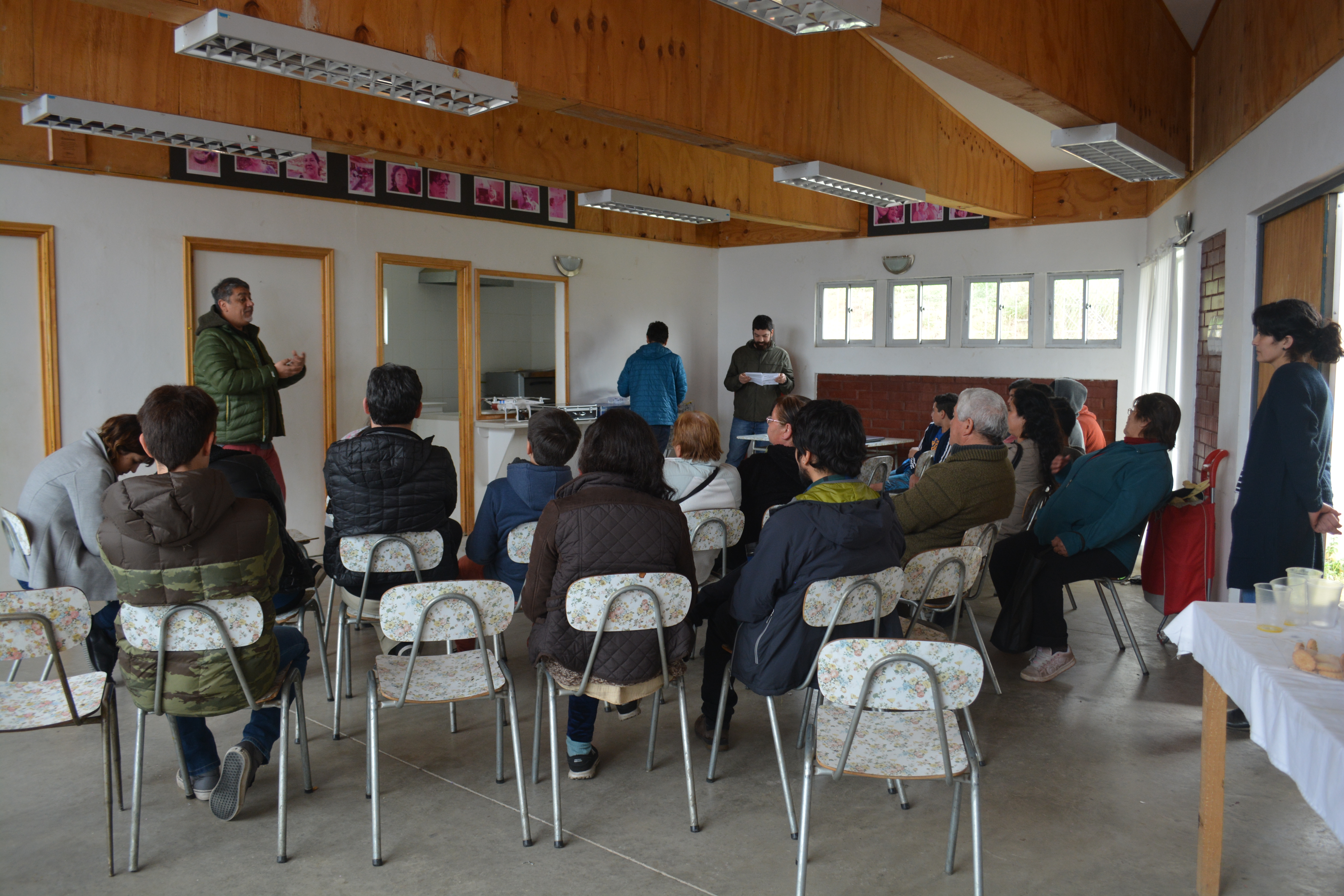 Vecinos de Quebrada Ramaditas en Valparaíso aprenden sobre drones para identificar amenazas en su comunidad