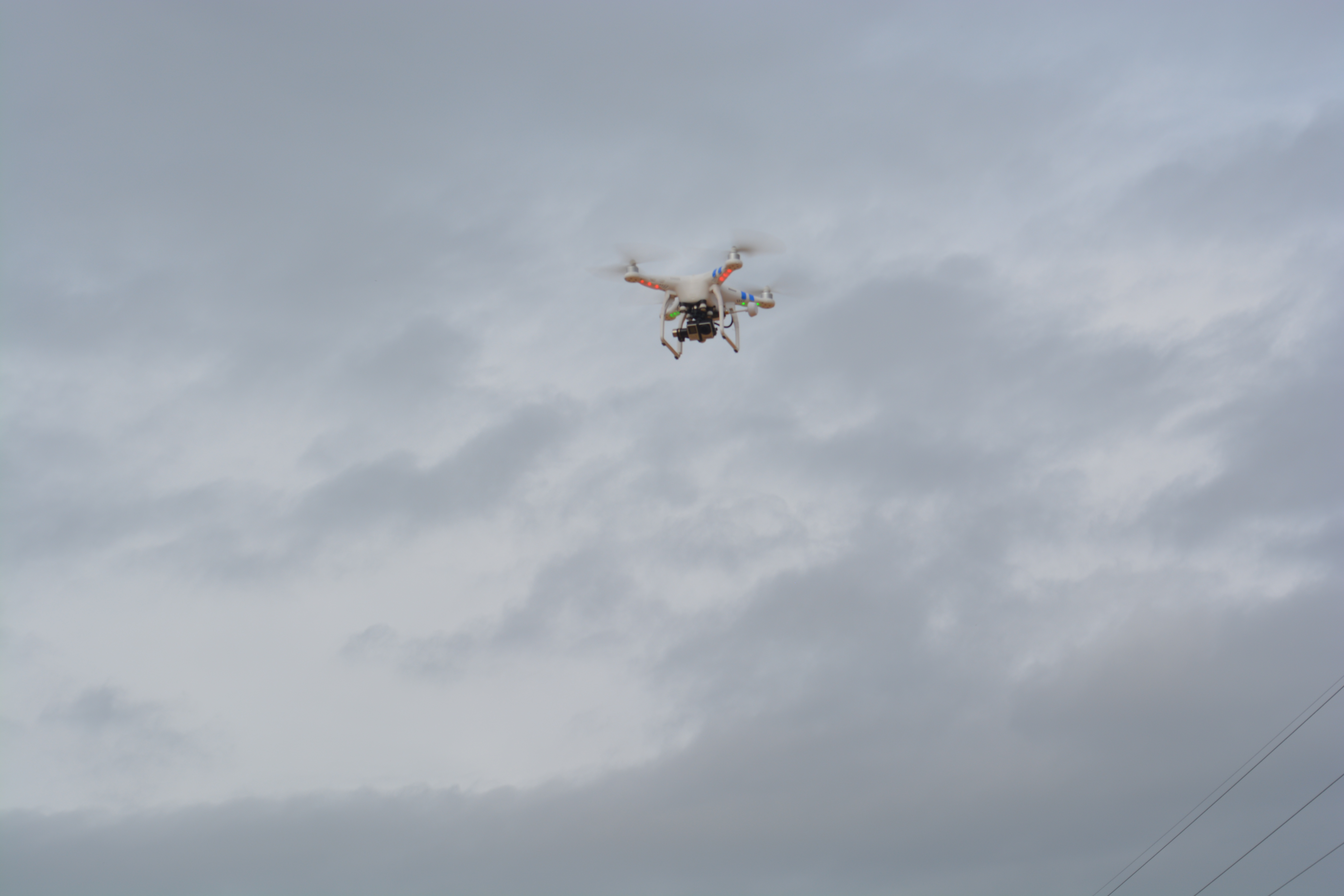 Vecinos de Quebrada Ramaditas en Valparaíso aprenden sobre drones para identificar amenazas en su comunidad