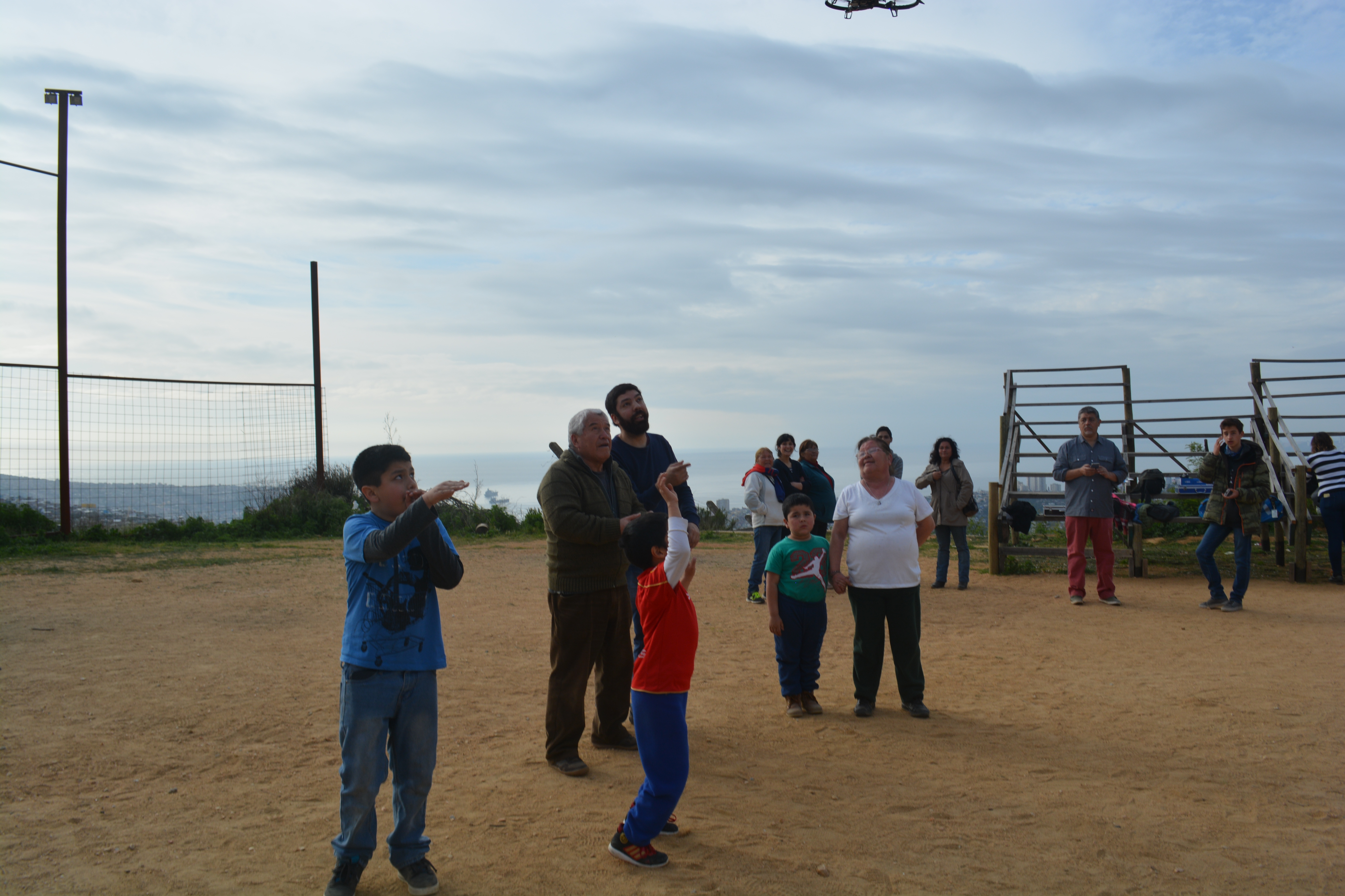 Vecinos de Quebrada Ramaditas en Valparaíso aprenden sobre drones para identificar amenazas en su comunidad