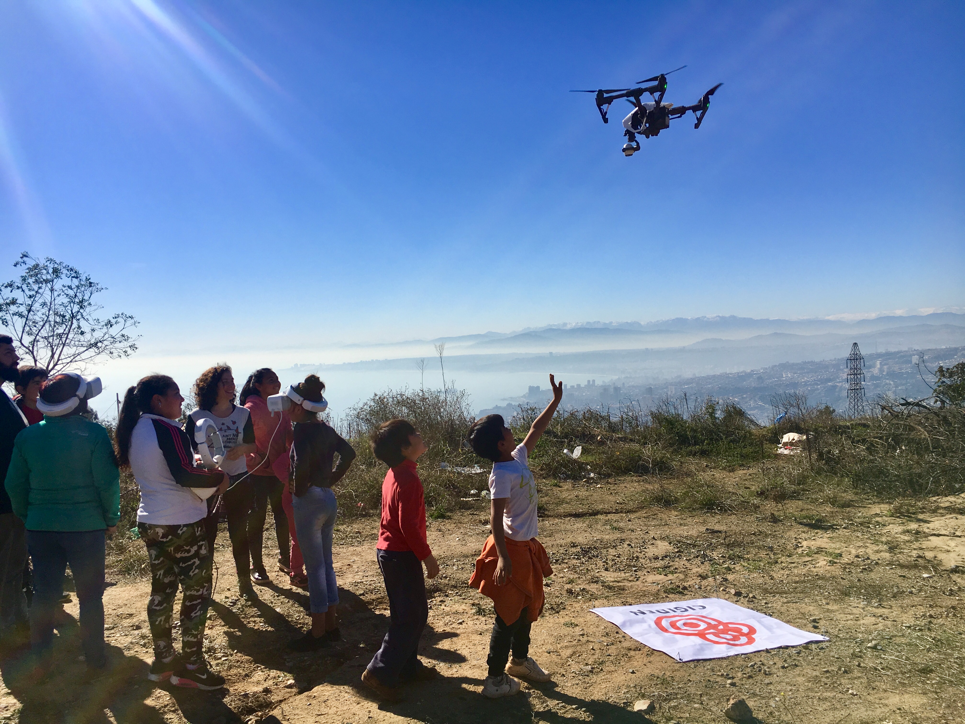 Con drones y lentes 3D vecinos de Valparaíso conocieron las amenazas naturales de su territorio