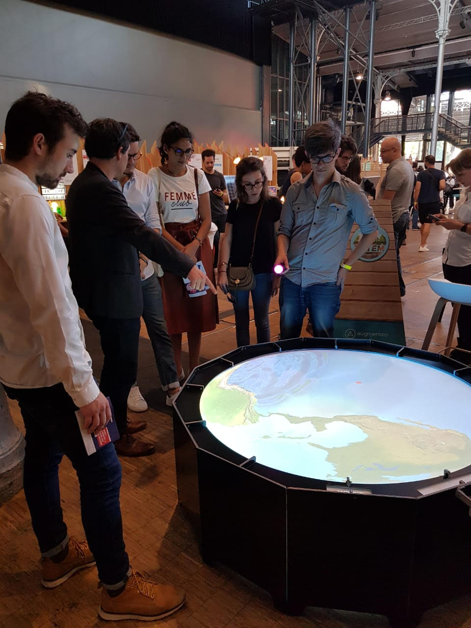 Chilenos enseñan sobre tsunamis en feria digital en París