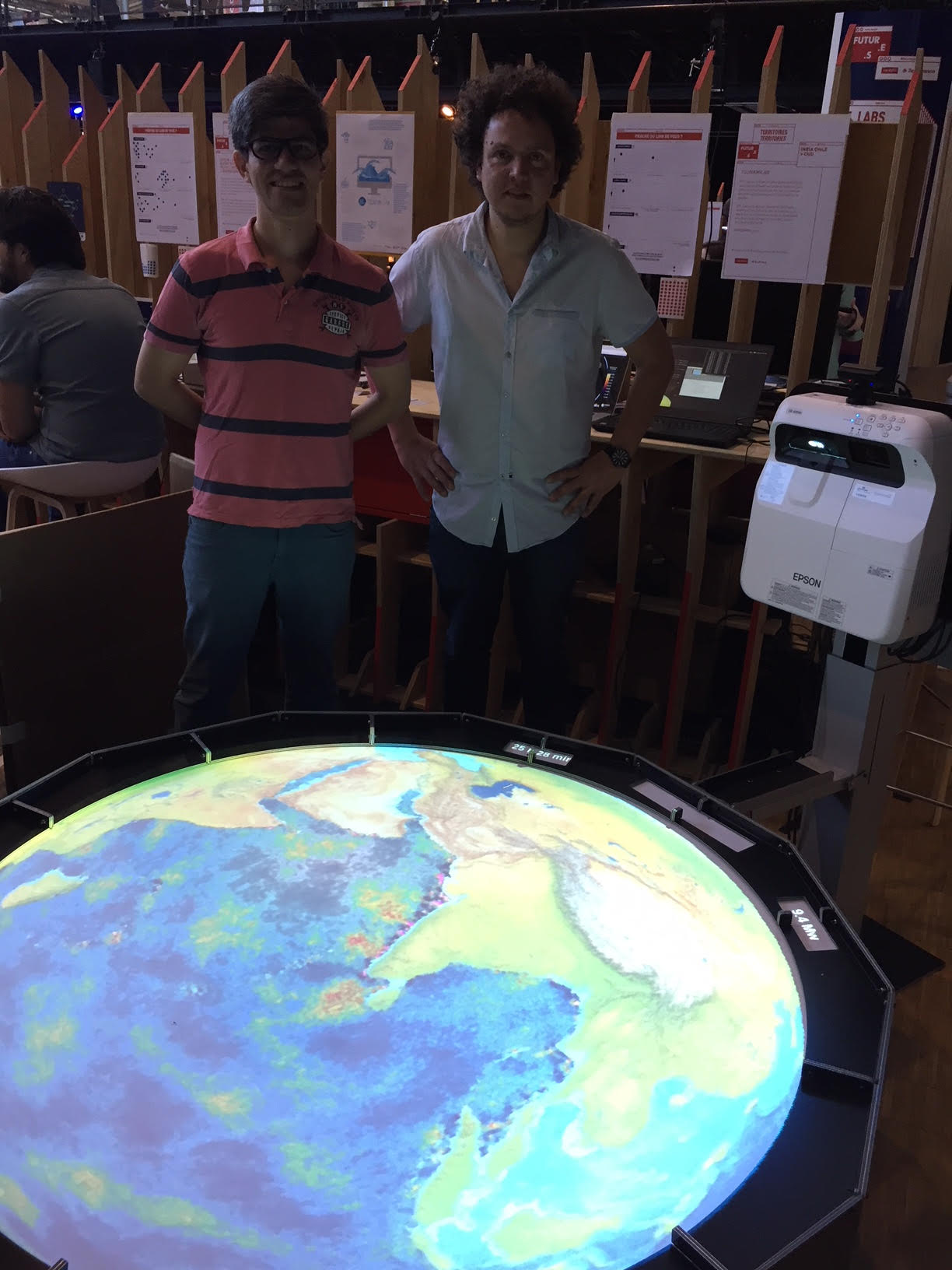 Chilenos enseñan sobre tsunamis en feria digital en París