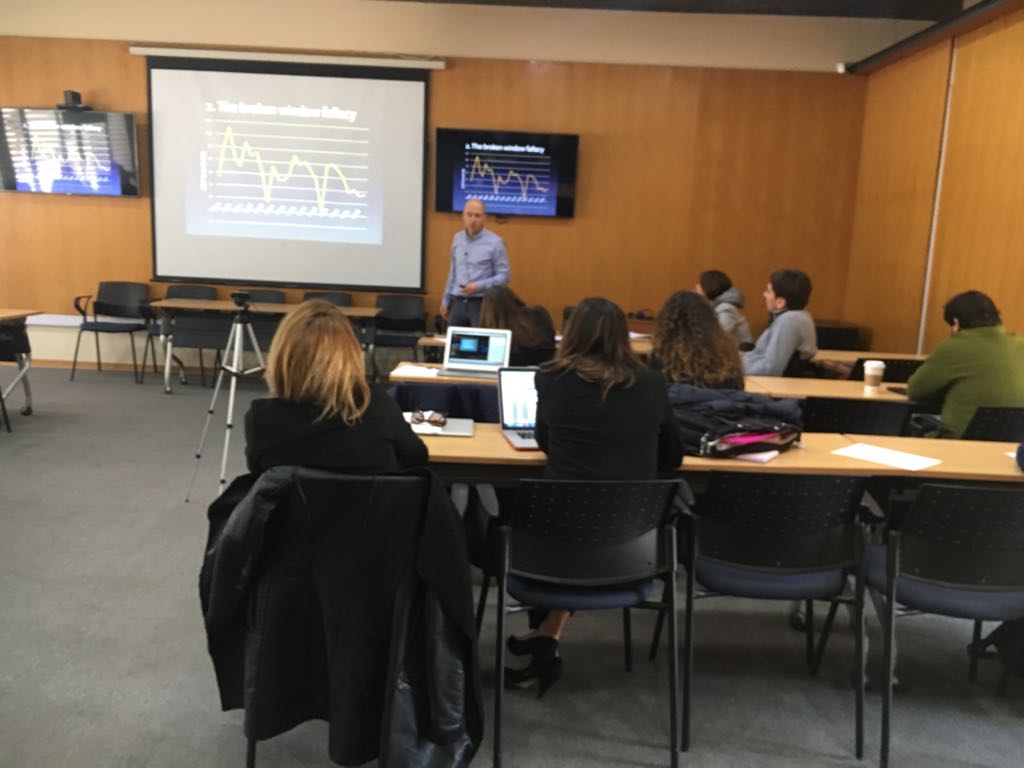 Doctor en economía de Nueva Zelanda e investigadores CIGIDEN realizan seminario académico sobre impactos socioeconómicos de los desastres