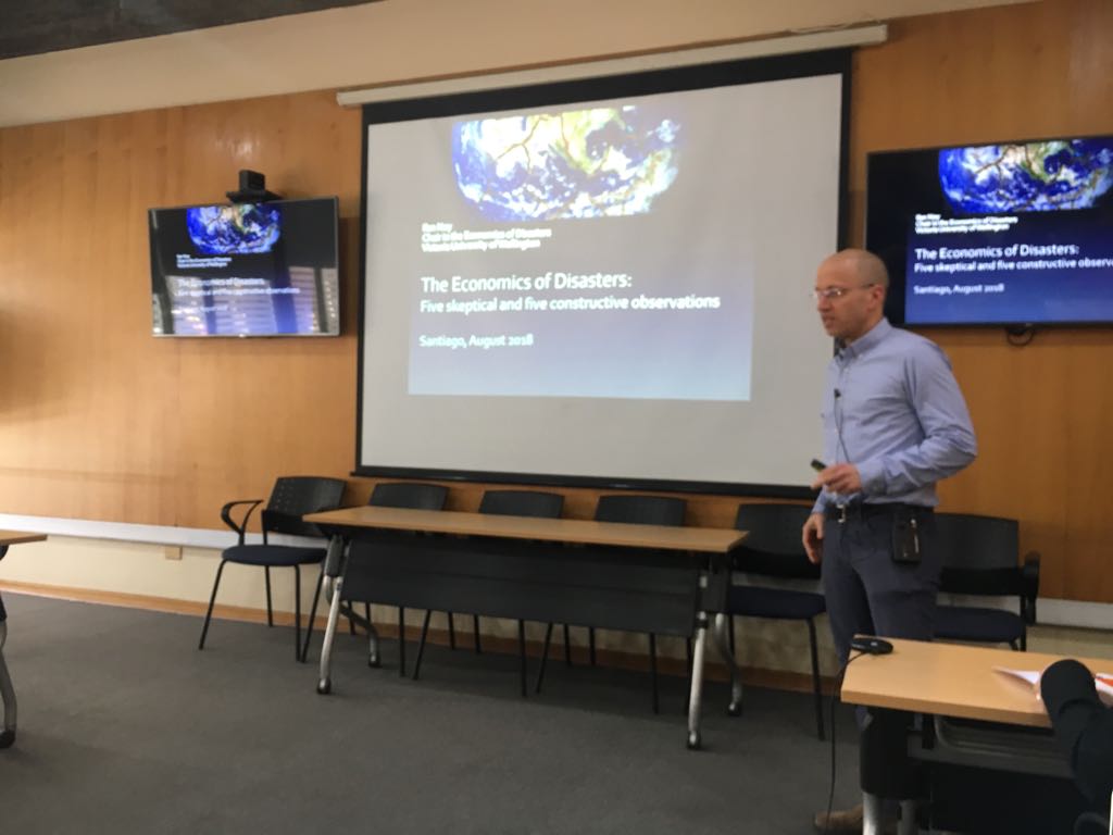 Doctor en economía de Nueva Zelanda e investigadores CIGIDEN realizan seminario académico sobre impactos socioeconómicos de los desastres