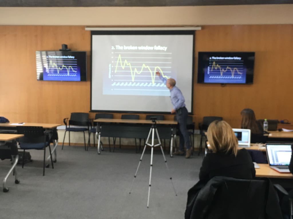 Doctor en economía de Nueva Zelanda e investigadores CIGIDEN realizan seminario académico sobre impactos socioeconómicos de los desastres