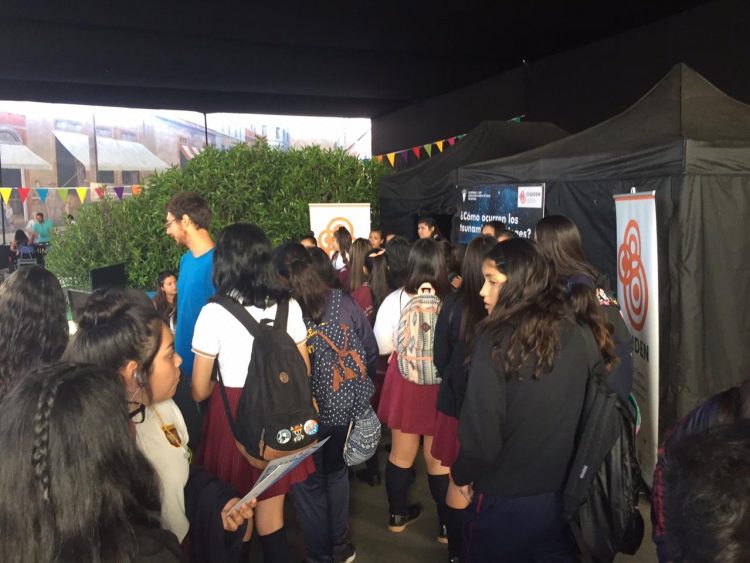 CIGIDEN participa en festival de la ciencia en Antofagasta con simuladores de aluviones, tsunamis y volcanes