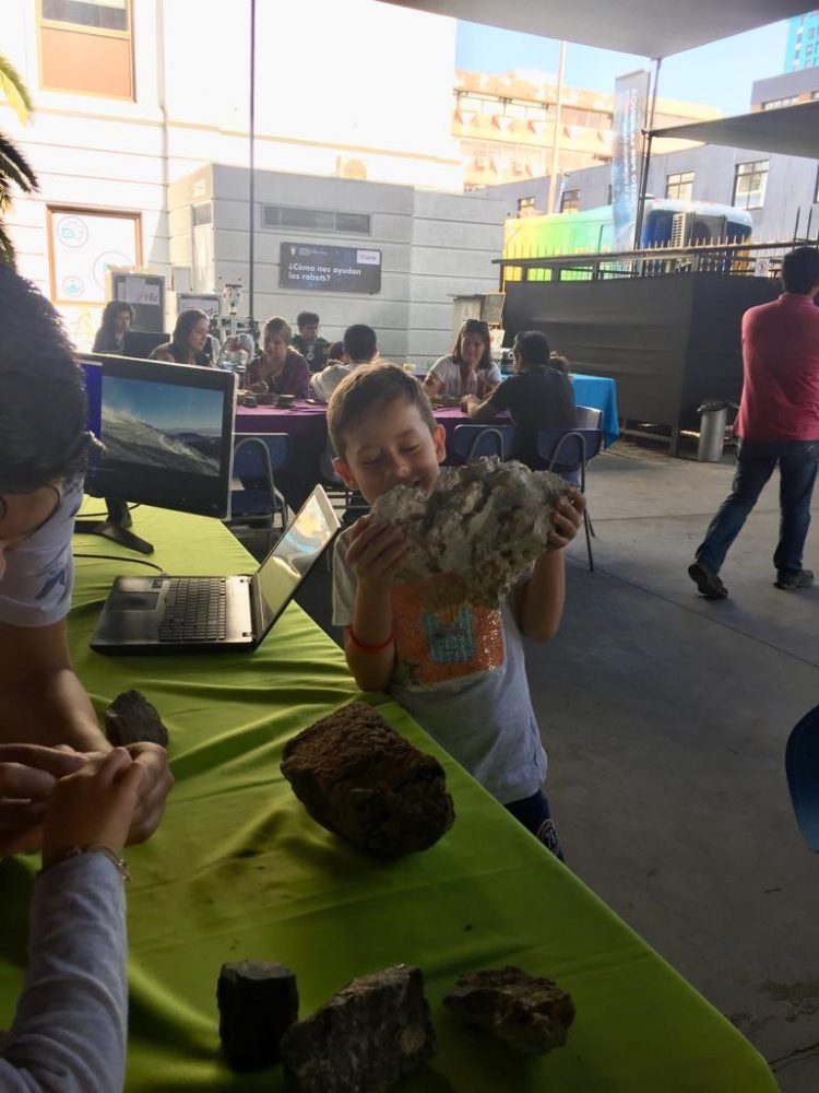 CIGIDEN participa en festival de la ciencia en Antofagasta con simuladores de aluviones, tsunamis y volcanes