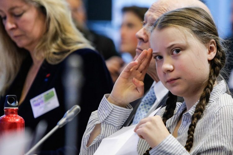 Swedish 16-years-old climate activist Greta Thunberg gestures as she attends a meeting at the Civil Society For rEUnaissance at the EU Charlemagne Building in Brussels on February 21, 2018. / AFP / Aris Oikonomou

 BELGIUM-EU-CLIMATE-ENVIRONMENT-POLITICS