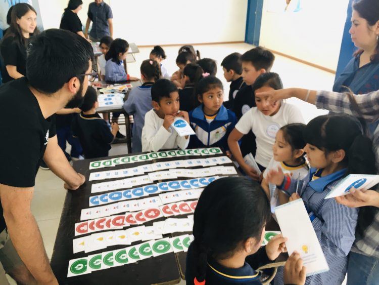 Proyecto de divulgación CIGIDEN invita a niñas y niños a jugar y conocer sobre tsunamis