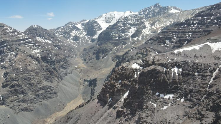 Científicos realizan sobrevuelo para estudiar las multiamenazas en la cuenca del Río Maipo