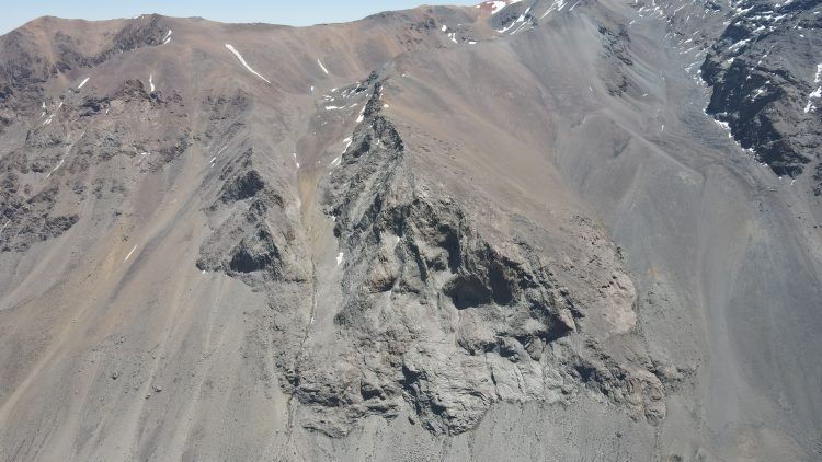 Científicos realizan sobrevuelo para estudiar las multiamenazas en la cuenca del Río Maipo