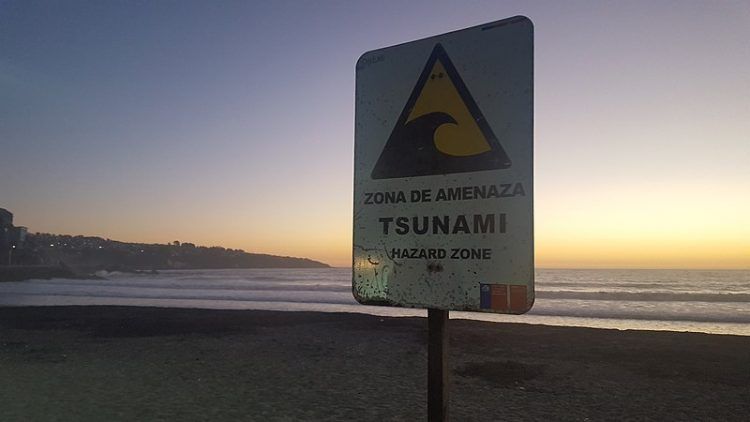 ¿Cómo influye la morfología de las ciudades costeras en una evacuación en caso de tsunami?
