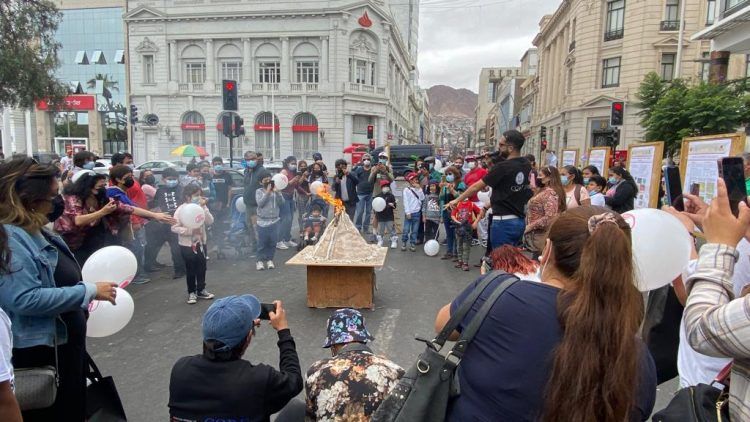 Erupción de un volcán a escala, talleres infantiles y vuelo de dron destacan en primera feria científica sobre volcanes en Chile