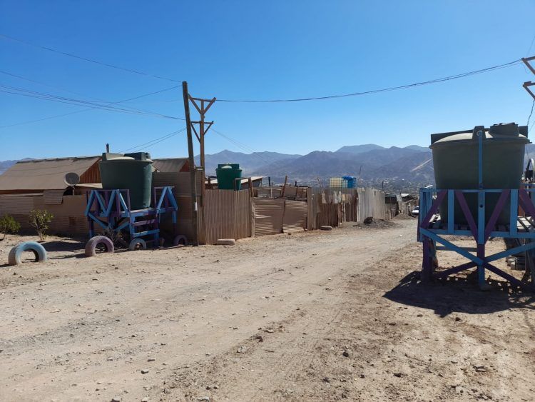 Experta CIGIDEN indaga sobre amenazas cotidianas que experimentan quienes viven en campamentos
