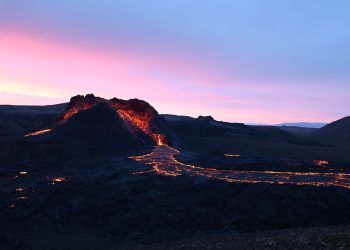 Vulcanólogo CIGIDEN realiza “viaje” al interior de los volcanes en charla de Ciencia Abierta