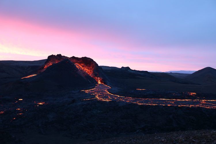 Vulcanólogo CIGIDEN realiza “viaje” al interior de los volcanes en charla de Ciencia Abierta