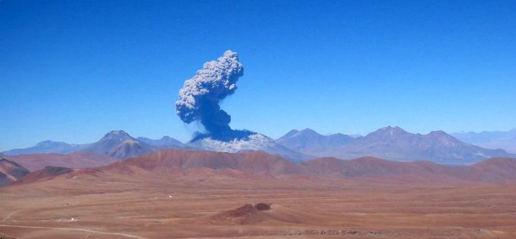 Hola a todos, acá Volcán Lascar… ¡Erupción!
