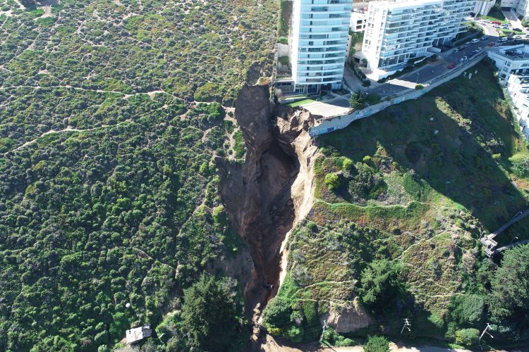 Socavón en edificio de Reñaca: el alto costo de construir sobre dunas