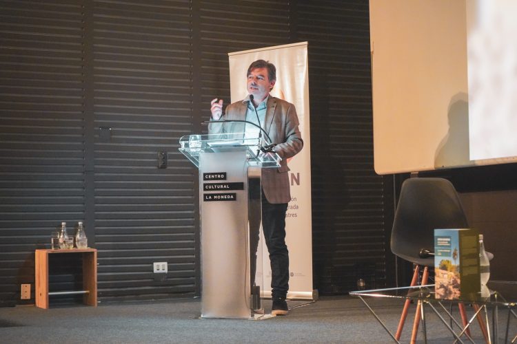 Lanzan libro que conecta a la ciencia con los tomadores de decisión en el ámbito del riesgo de desastres