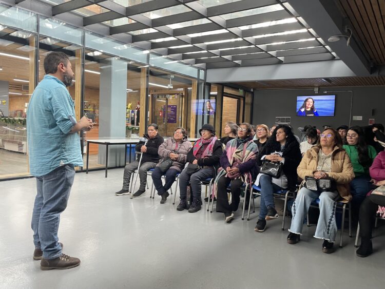 Vecinas de la Villa Camilo Henríquez participan en taller de DESARTES sobre la memoria del incendio