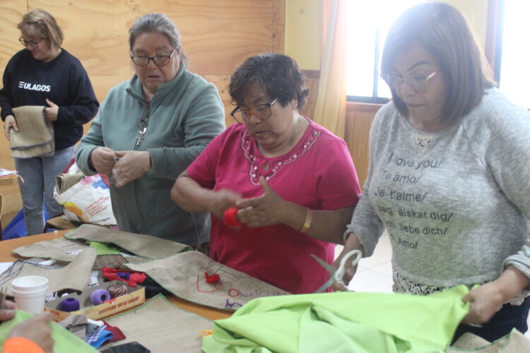 Vecinas de la Villa Camilo Henríquez participan en taller de DESARTES sobre la memoria del incendio