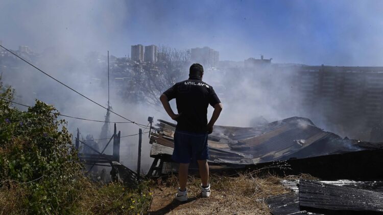 La reducción del riesgo de los incendios forestales y la urgente necesidad de planificar, reconstruir y adaptar nuestras ciudades