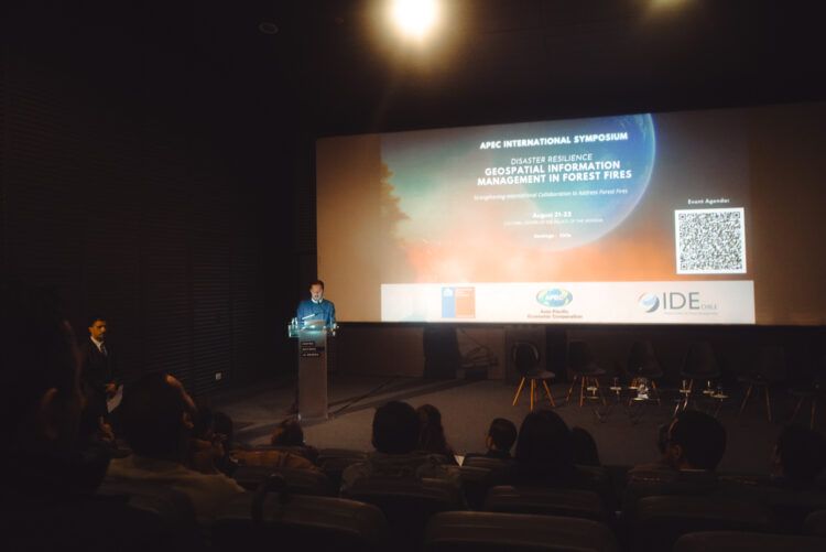Investigador principal de CIGIDEN participó de simposio sobre incendios y el uso de imágenes satelitales para la investigación